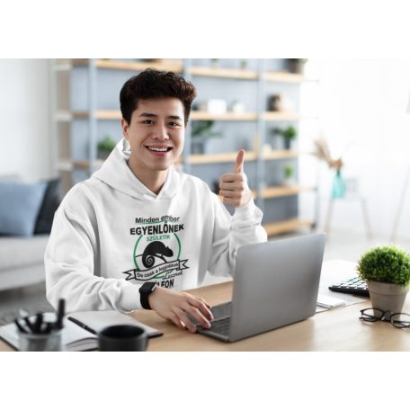 Minden ember egyenlőnek születik, de csak a legjobbak lesznek kaméleon gazdik pulóver