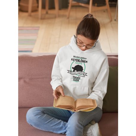 Minden ember egyenlőnek születik, de csak a legjobbak lesznek teknős pulóver