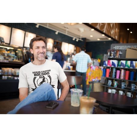 Akkor vagyok boldog, ha velem van a lovam férfi póló